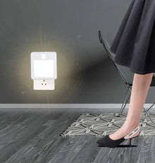 Luz Noturna LED com Sensor de Movimento – Luminária para Tomada EU/US com Acendimento Automático