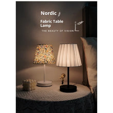 Abajur de Mesa em Madeira Maciça com Cúpula de Tecido – Luminária LED USB para Quarto e Cabeceira