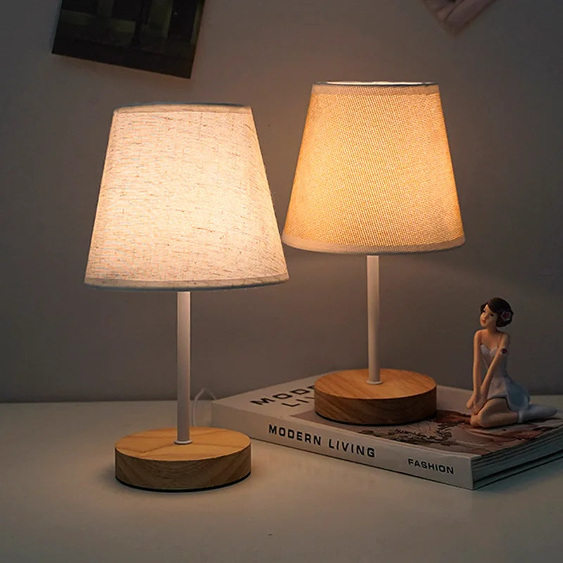 Abajur de Mesa em Madeira Maciça com Cúpula de Tecido – Luminária LED USB para Quarto e Cabeceira